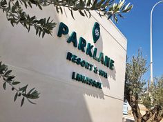 the sign for parklane resort and spa in lima