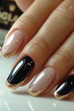 Gold French Tip Nails Black Gold Nail Art, Gold French Tip Nails, Gold French Tip, Gold Nail Art, Manicure Nail Designs, French Tip Nail Designs, Gold Glitter Nails, Pink Ombre Nails