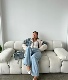 Clean Outfit Aesthetic, Clean Outfit, Clean Girl Outfit, Chic Work Outfit, White Couch, Clean Fashion, Effortlessly Chic Outfits, Classy Casual Outfits, Minimalist Chic