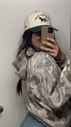 #outfits #casualwomensfashion #truckerhat #hat #camouflage Carhartt Hat Women Outfits, Camo Beanie Outfit, Camo Cap Outfit, How To Wear A Trucker Hat Women, Carhartt Hat Women, Camo Hat Outfits Women, Ballcap Outfits, Camo Hat Outfit, Panel Hat Outfit