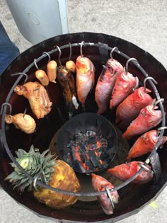 there are fish and pineapples on the grill