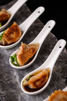 Gyoza Japanese Starters Appetizers, Japanese Canapes, Gourmet Japanese Food, Appetizer Japanese, Japanese Food Party, Japanese Finger Food, Japanese Amuse Bouche, Chinese Food Party, Asian Canapes