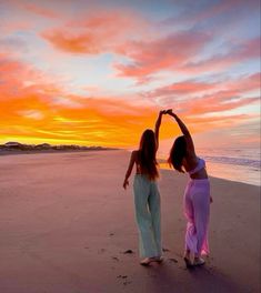 Poses To Do At The Beach With Friends, Cute Pictures To Take With Friends At The Beach, Beach Poses With Your Best Friend, Pictures For Vacation, Beach Photo Ideas Best Friends, Sunset Poses With Friends, Sunset Pictures Poses With Friends, Photo Ideas Beach Friends, Beach Bsf Photos