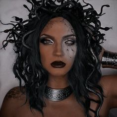 Costume Medusa, Snakes Black, Vampire Makeup Ideas, Medusa Halloween Costume, Medusa Makeup, Halloweenský Makeup, Medusa Costume, Vampire Makeup, Amazing Halloween Makeup