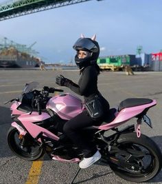 Pink Dirt Bike, Vereena Sayed, Womens Motorcycle Helmets, Female Motorcycle Riders, Cool Dirt Bikes