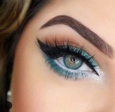 Le make-up licorne, la nouvelle tendance qui affole la toile Halloween Women Makeup, Trucco Smokey Eye, Ideas Maquillaje, Dramatic Smokey Eye, Maquillage Yeux Cut Crease, Latest Makeup Trends, Eyeshadow For Brown Eyes, Fun Makeup, Artist Makeup