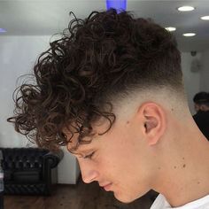 27 Cortes de cabelo masculino enrolado 2019 - MODA SEM CENSURA | BLOG DE MODA MASCULINA |  beleza masculina, como ficar bonito, como ser atraente, cabelo masculino, penteado masculino, corte masculino,  pele masculina, produtos masculinos, tendencia masculina, como usar, como ficar bonito, como ser atraente, grooming,  dicas de produtos, dicas de beleza, dicas de cabelo, haircut for men, hairstyle for men, hair, trends for men, Corte De Cabelo Masculino, Curly Hair Men, Curly Hair Cuts, Fade Haircut, Short Curly Hair