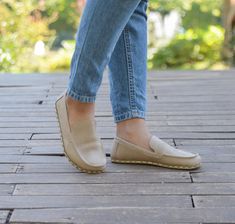 🌿 Grounding Barefoot Shoes - For Women Offering elegance and health with every step, the Grounding Barefoot Shoes are designed as minimalist shoes for women. Crafted from 100% natural leather, these special shoes provide both comfort and a stylish experience. 👜 Features: ��👞 100% Leather: Made entirely of leather inside and out, supporting the natural movement of your feet. 🌬️ Breathability: Side stitching allows your feet to breathe, preventing sweating and bad odors. 🔄 Zero Drop Design: Thi Earthing Shoes, Earth Shoes, Minimalist Shoes, Foot Health, Barefoot Shoes, Wide Shoes, Leather Shoes Woman, Drops Design, Aesthetic Design