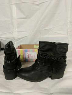 Jellypop Women's chain heels shoes - size 4m - black ~ SHELF197a. shoes are new in box box may have signs of shelf and storage Ware please see photos box has no lid Chain Heels, Photo Box, Pumps Shoes, Heels Pumps, Brands Outlet, Heels Shoes, Pump Shoes, Biker Boot, Pumps Heels