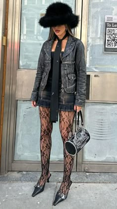 2000s Lifestyle, Lace Tights Outfit, Outfit Jupe, Hair 90s, Tie Outfit, Fall Winter Fashion Trends, Winter Fashion Trends, Fall Winter Fashion, Colored Tights