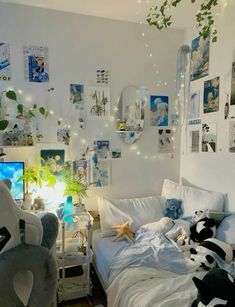 Bedroom Ideas Blue Walls Aesthetic, Ocean Theme Room Aesthetic, Ocean Vibe Bedroom, Shark Theme Bedroom, Blue Room Asthetics, Aquarium Bedroom Aesthetic, Blue And Green Bedroom Aesthetic, Bedroom Ideas Ocean Theme, Juminocore Bedroom