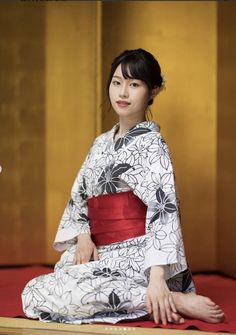 Pretty Kimonos, White Kimono, Female Pose Reference, Asian Outfits, Female Poses