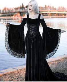 Lindo Vestido Medieval Preto Veludo Mangas Renda  Confirmar Renda Disponível  Feito Sob Medida Vários Tananhos  Princesa Urbana  Coleção Medievais 2020 Gothic Dress Pattern, Black Medieval Dress, Simple Maxi Dress, Vampire Dress, Gothic Dresses, Fall Fashion Skirts, Yennefer Of Vengerberg, Plum Dress, Dress Patterns Free