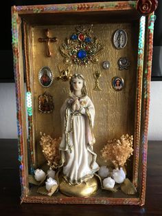 Alter Design, Marian Shrines, Shrines Box, Dia De Los Muertos Decorations Ideas, Religious Altars, Prayer Corner