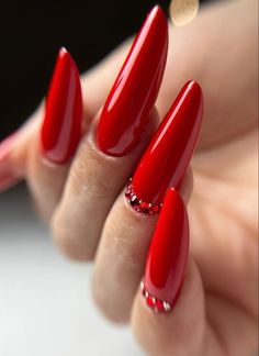 Get ready to make a bold style statement this summer with stunning red nails that exude confidence and beauty. Slim Nails, Long Red Nails, Peach Nails, Perfect Eyelashes, Makeup Secret, New Nail Designs, Winter Nails Acrylic, Bold Style, Beautiful Flowers Pictures