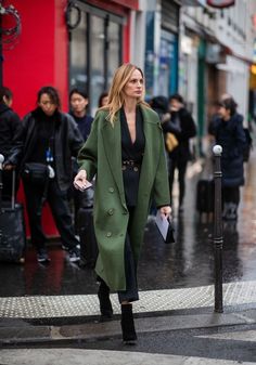 Green Coat Outfit, Mantel Styling, Long Green Coat, Olive Green Coat, Winter Coat Outfits, Look Office, Coat Street Style, Wear Green