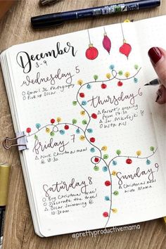 Check out the best DECEMBER weekly spread ideas to try in your bullet journal! #bujo #bulletjournal #weeklyspread #weeklylayout Christmas Bullet Journal Ideas, Christmas Bullet Journal, December Weekly Spread, Weekly Spread Ideas, Bullet Journel, Bullet Journal Cover Ideas