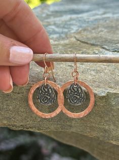 These beautiful hammered copper dangle earrings are eye-catching and sparkly. A pressed artisan pewter teardrop hangs in the center. They measure 1 inch in diameter and hang 1.5 inches from the ear. Copper, just like a penny, will oxidize (darken) to your own unique shade based on your body’s chemistry, air, oils, lotions, perfumes etc. While some like to keep their jewelry’s unique patina, it is very easy to restore the copper shine. Simply make a small paste of equal parts salt and white vineg Copper Washer Jewelry, Homemade Fashion, Cold Connections, Copper Earrings Handmade, Washer Jewelry, Silver Smithing, Pebble Jewelry, Metal Jewelry Making, Metal Etching