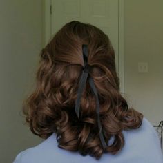 Cottage Core Short Hairstyles, Short Hair Cottagecore Styles, Dark Academia Hair Styles Short, Short Cottagecore Hairstyles, Prom Hair For Brown Hair, Prom Hairstyles With Ribbon, Cottagecore Curly Hair, Victorian Inspired Hair, Prom Hair With Ribbon