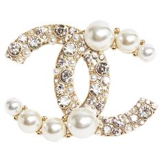 Chanel brooch from the Cruise 2022 collection with the motif of a large CC logo in lightly gilded metal inlaid with rhinestones and fancy pearls of different sizes. Width 4.9 cm x height 3.75 cm. The brooch is delivered without original packaging or invoice but it is perfectly authentic and in very good condition, bright and so chic. Vintage Chanel Jewelry Dior, Broche Chanel, Chanel Pearl, Diamonds And Pearls, Chanel Brooch, Chanel Pearls, Chanel Logo, Chanel Accessories, Pearl Collection