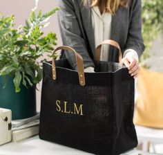 A simple , rustic black , jute shopper with gold initials or a name. A Luxury Jute Shopper developed in response to the demand for a great quality, fantastic looking very useful and stylish shopper. Made from environmentally friendly jute material with some juco detail and finished with luxury leather handles and brass feet on the base. The handy ability to wipe clean inside and wipe clean the base plate add to the practicality of this luxury jute shopper. This bag can be personalised for that e Shopper Bag Design, Bag Design Ideas, Jute Bags Design, Canvas Bag Design, Sac Diy, Chunky Wool, Eco Bag, Jute Bags, Bag Design