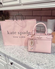 Cute Trendy Purses, Pink Tote Purse, It Girl Purse, Kate Spade Bag Aesthetic, Pink Purse Aesthetic, Kate Spade Pink Bag, Kate Spade Aesthetic, Kate Spade Pink Purse, Pink Kate Spade Bag