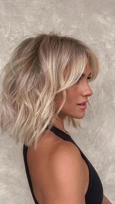 Short Blonde Bob Middle Part, Best Short Haircuts For Fine Hair 2023, Mid Length Blonde Hair, Shaggy Lob With Bangs, College Hair, Blonde Hair With Bangs, Blonde Haircuts