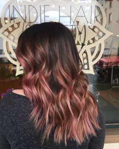 Black roots are cute with rose gold hairstyles! Summer 2023 Hair Color Trends Short Hair, Rose Gold Ombre Hair, Gold Ombre Hair, Rose Gold Hair Ombre, Balayage Hair Rose, Rose Gold Ombre, Blond Ombre, Chunky Highlights