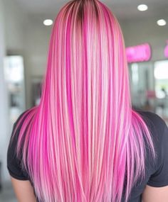 Pink Hair With Blonde Highlights, Pink Hair Ideas Brunettes, Pink Blonde Highlights, Fuschia Hair, Bubblegum Pink Hair, Hairstyles And Colors, Celebrities Hairstyles, Pink Balayage, Highlights Subtle