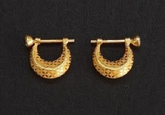 Ethnic 22kt gold hoop earring pair from rajasthan india. nice design good for jewelry collection.  Note - Please check picure carefully for more detail.  weight - 3.150 grams  size - 13.5 mm thickness - 5 mm material - 22kt yellow gold. Mens Bali Gold Earrings, Gents Ear Bali Gold, Traditional Round Earrings For Puja, Traditional 22k Gold Earrings For Diwali, Temple Jewelry Hallmarked Earrings For Puja, Hallmarked Temple Jewelry Earrings For Puja, Traditional 22k Gold Round Danglers, Hallmarked Round Earrings For Puja, Traditional 22k Gold Round Chandbalis