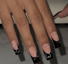 On Nails Tips black French & Heart Pattern Acrylic Fake Nail,Fit Perfectly & Medium Length Design #nail #nailidea #nailart #naildesign #fakenails #frenchtipnails #acrilycnails #2024nailtrends #patternnail #blacknaildesigns Short Acrylic Nails Square, Acrylic Nails Square, Black And White Nail, Unghie Sfumate, Black Acrylic Nails, Fancy Nails Designs