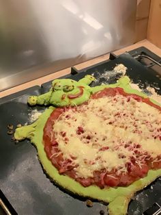 ptite pizza shrek Shrek Breakfast, Shrek Inspired Food, Shrek Recipes, Shrek Desserts, Shrek Movie Night, Shrek Food Ideas, Shrek Snacks, Shrek Themed Food, Shrek Core