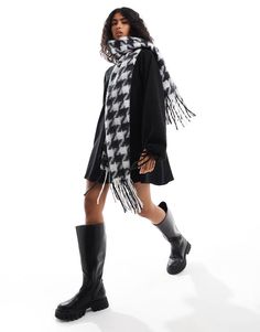 Accessoires van ASOS DESIGN Kou-vrije zone Rechthoekige snit Kwastjes aan de uiteinden Black And Grey Striped Scarf, Scottish Plaid Winter Scarf, Houndstooth Scarf, Black & White Argyle Scarf, Design Scarf, Black And White Scarf, Black And White Plaid, Jane Dress, Spring Floral Dress