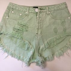 Nwot Brooklyn Karma Frayed Pastel Green Acid Wash Denim Shorts Size Small Will Approximately Fit 23-25 In Front And Back Pockets 100 % Cotton Perfect For Summer Cheap Green Beachy Bottoms, Green Denim Summer Shorts, Cheap Green Denim Shorts, Green Denim Shorts With Pockets, Acid Wash Cotton Short Jeans, Green Cotton Jean Shorts, Ripped Denim Shorts, Acid Wash Denim, Mint Color