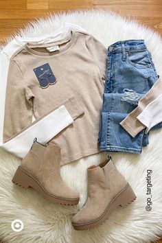 Get ready to embrace cozy fall vibes with this super-cute outfit. Slip into your favorite pair of ankle boots, add sparkly hoop earrings & you’ve got the perfect casual fall look. Cute Outfits With Jeans, Outfit Inspiration Fall, Fall Fits, Cozy Vibes, Cute Everyday Outfits, Really Cute Outfits, Country Outfits, Fall Fashion Outfits, Look At You