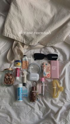 Aesthetic What In My Bag, Essentials Bag Everyday, Cute Bag Essentials, What’s In My Bag 2022, Girly Bag Essentials, Go To Bag Essentials, What’s In My Tote Aesthetic, Inside Makeup Bag, What's Inside My Tote Bag