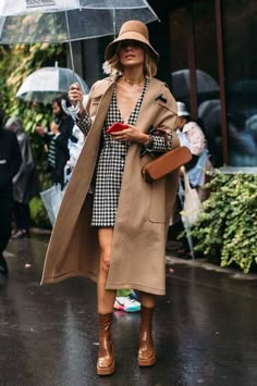 00s Mode, Oversize Coat, Outfits With Hats, Moda Vintage, Mode Inspo, Fashion Winter, Style Mistakes, Look Casual, Looks Style