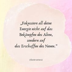 a quote written in german on a pink and yellow background with the words fokustere all deine energie nich aut