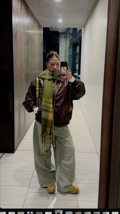 Outfit Inspo With Scarf, Streetwear Fall 2024, East London Fashion, Autumn Outfits Streetwear, Baggy Winter Fits, Cold Streetwear Outfits, Indie Streetwear Fashion, Winter Layering Outfits Street Style, Acne Studios Outfit