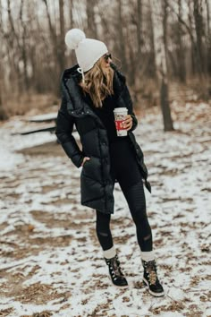 Freezing Temps | Cella Jane Snow Boots Outfit, Portret Feminin, Sweat Noir, Black Snow Boots, Long Puffer Jacket