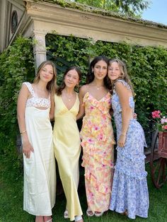 Garden Party Guys Outfit, Dinner Party Outfit Dress, Dinner Party Dress Casual, Brunch Party Dress, Midsummer Party Dress, Tea Party Bachelorette Outfits, Garden Party Birthday Outfit, Floral Dress Group Photoshoot, Floral Outfit Ideas Party