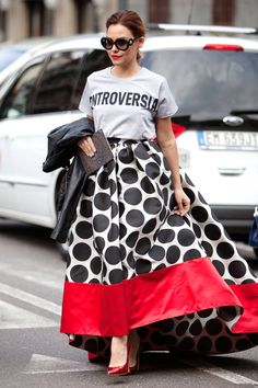 Street Style Photos Milan Fashion Week - Fall 2014 Street Style PIctures MFW - ELLE Slogan Tees, Milan Fashion Week Street Style, Hijab Look, Walking Down The Street, Woman Walking, Milan Street Style, Maxi Rok, Milano Fashion Week, Looks Black