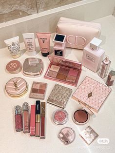 Makeup Lover Aesthetic, Glow Makeup Natural, Soft Glow Makeup, Makeup Inspo Simple, Shoppers Makeup, Luxury Makeup Aesthetic, Natural Makeup Pink, Pink Makeup Products, Cute Natural Makeup