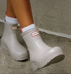 Rain Boot Aesthetic, Aesthetic Rain Boots, Hunter Boots Aesthetic, Short Hunter Boots Outfit, Raining Boots, Hunter Short Boots