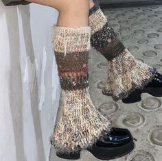 Crochet Flare Leg Warmers, Flare Bottoms, Crochet Leg Warmers, Dr Shoes, Crochet Design Pattern, Crochet Fashion, Cute Crochet, Diy Crochet