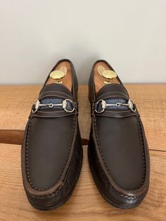 US Men's size 10D. Good condition, some wear on front stitching. Gucci Horsebit Loafer, Horsebit Loafers, Mens Loafers, Mammoth Lakes, Gucci Horsebit, Us Man, Leather Loafers, Slip Ons, Vintage Gucci