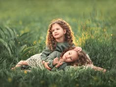 Plus Size Nature Photoshoot, Siblings Photoshoot Kids, Sisters Photoshoot Poses Kids, Poses For Family Pictures Of 4, Young Sisters Photoshoot, Little Sisters Photoshoot, Sister Photoshoot Kids, Sisters Photoshoot Ideas, Fall Photoshoot Family