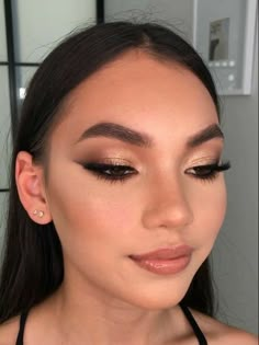 Maquiagem chique para arrasar nas festas maquiagem festa/ maquiagem simples/ maquiagem elegante/ maquiagem facil/. Wedding Makeup Photography, Copper Eye Makeup, Nye Makeup, Cute Makeup Looks, Makeup Photography, Kiss Makeup, Fall Makeup, Bridal Hair And Makeup, Prom Makeup