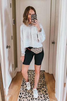 ways-to-style-bike-shorts-crop-sweatshirt-belt bag Salad With Roasted Red Peppers, Black Monochromatic Outfit, Casual Brunch Outfit, Biker Shorts Outfit, Black Biker Shorts, Orzo Salad