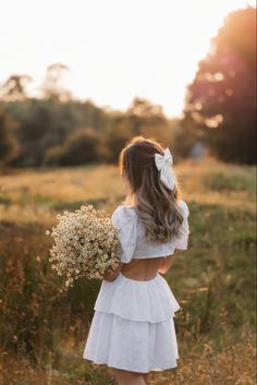 Picnic Photo Shoot, Senior Photoshoot Poses, Wildflowers Photography, Western Photo, Beautiful Photoshoot Ideas, Senior Photo Outfits, Flower Photoshoot, Nature Spring, Glam Photoshoot